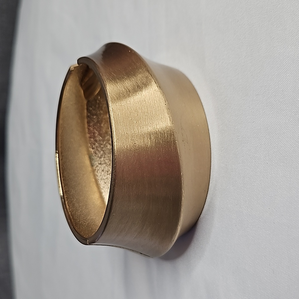 BRACLET/ BANGLE WITH RIDGED DESIGN IN GOLDTONE